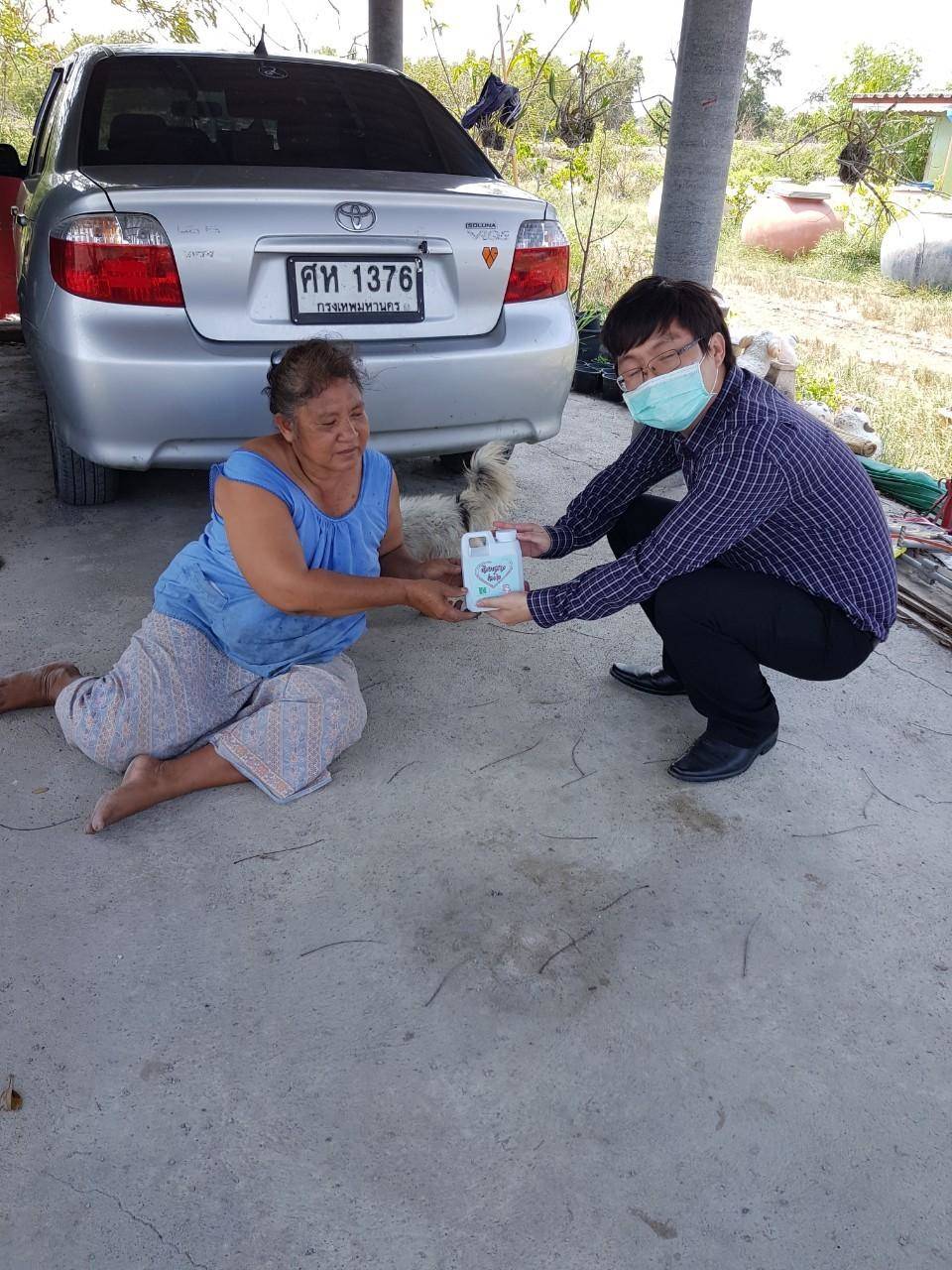 แจกแฮลกอฮอล์ ช่วงการระบาดของโคสิด ปั 2563